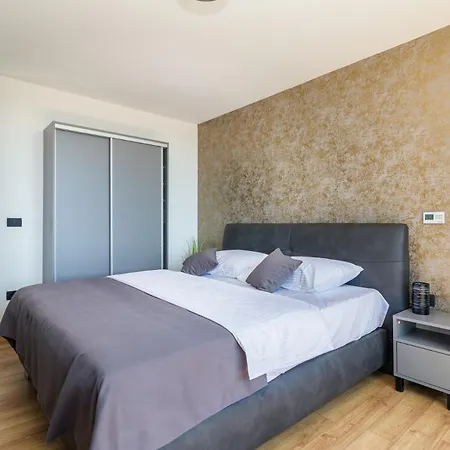 Modern Miaa -32 M2 Pool, 4 En-suite Bedrooms