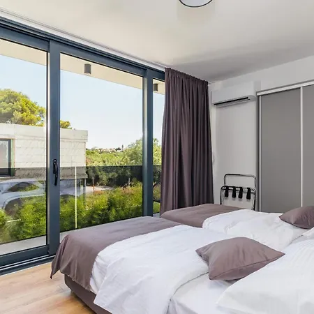 Villa Modern Miaa -32 M2 Pool, 4 En-suite Bedrooms Medulin