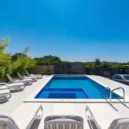 Modern Miaa -32 M2 Pool, 4 En-suite Bedrooms Medulin