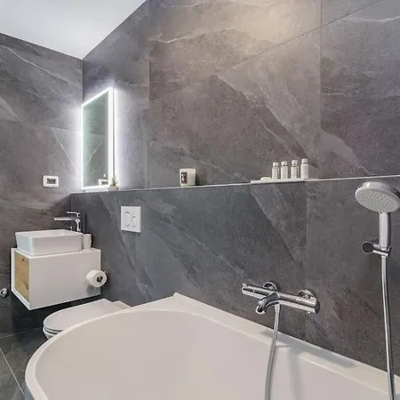 Modern Miaa -32 M2 Pool, 4 En-suite Bedrooms