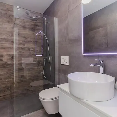 Modern Miaa -32 M2 Pool, 4 En-suite Bedrooms *