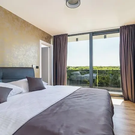 Modern Miaa -32 M2 Pool, 4 En-suite Bedrooms *