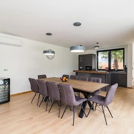 Modern Miaa -32 M2 Pool, 4 En-suite Bedrooms Villa Medulin