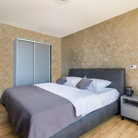 Villa Modern Miaa -32 M2 Pool, 4 En-suite Bedrooms Medulin