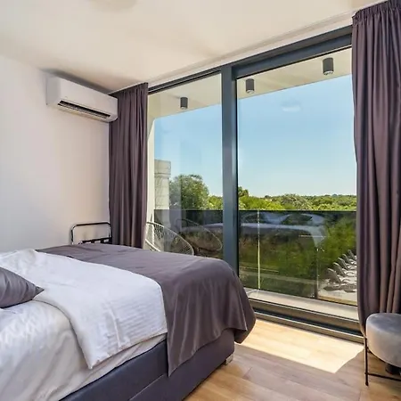 Modern Miaa -32 M2 Pool, 4 En-suite Bedrooms *
