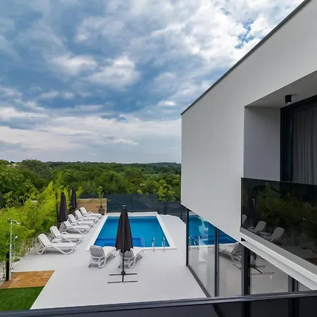 Modern Miaa -32 M2 Pool, 4 En-suite Bedrooms *
