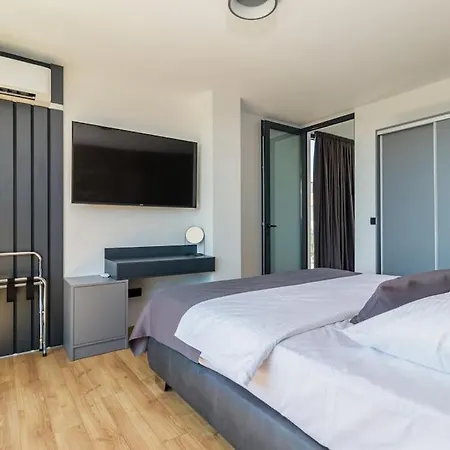Modern Miaa -32 M2 Pool, 4 En-suite Bedrooms Medulin