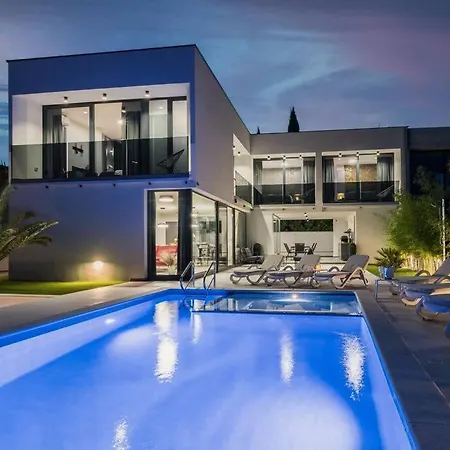 Modern Miaa -32 M2 Pool, 4 En-suite Bedrooms * Medulin