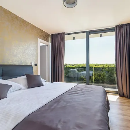 Modern Miaa -32 M2 Pool, 4 En-suite Bedrooms