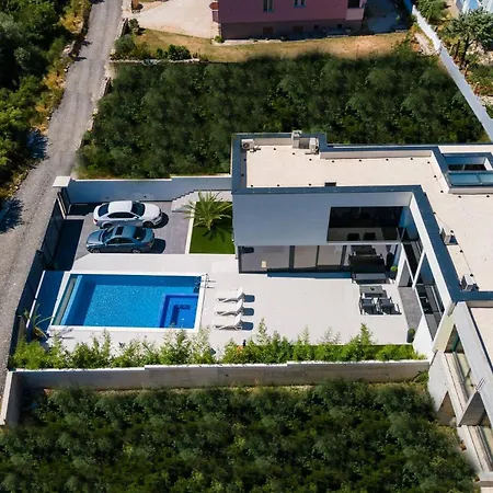 Modern Miaa -32 M2 Pool, 4 En-suite Bedrooms