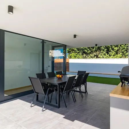 Modern Miaa -32 M2 Pool, 4 En-suite Bedrooms *