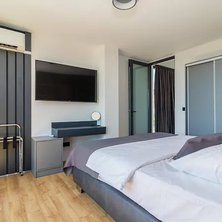 Modern Miaa -32 M2 Pool, 4 En-suite Bedrooms *