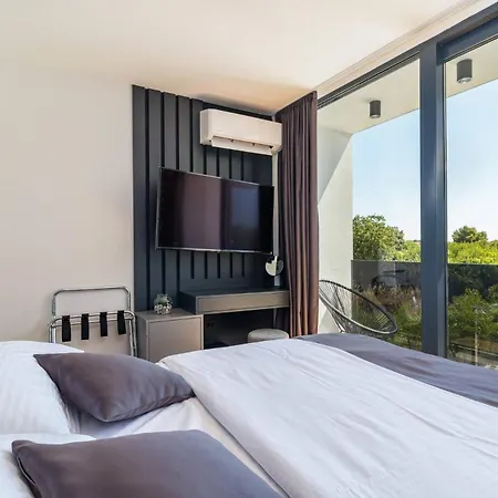 Modern Miaa -32 M2 Pool, 4 En-suite Bedrooms