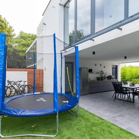 Modern Miaa -32 M2 Pool, 4 En-suite Bedrooms
