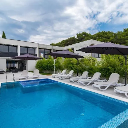 Modern Miaa -32 M2 Pool, 4 En-suite Bedrooms * Medulin