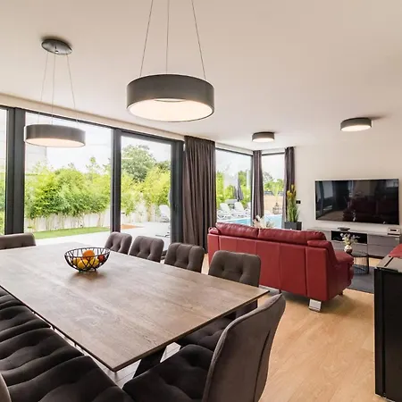 Modern Miaa -32 M2 Pool, 4 En-suite Bedrooms